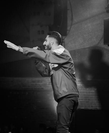 Quand un humoriste néerlandais transforme son spectacle en cours de discrimination 101 🎭