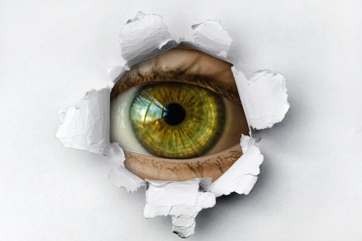 Caché sous le lit de son ex, il se fait griller à cause de ses ronflements