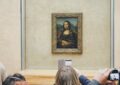 Deux TikTokeurs belges accrochent un faux tableau au Louvre (oui, vraiment)