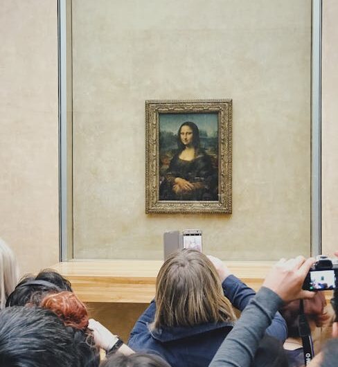 Deux TikTokeurs belges accrochent un faux tableau au Louvre (oui, vraiment)