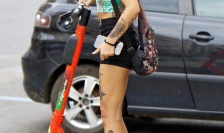 Une femme en trottinette sur l'autoroute fait un doigt d'honneur aux automobilistes : la vidéo lunaire qui affole les réseaux