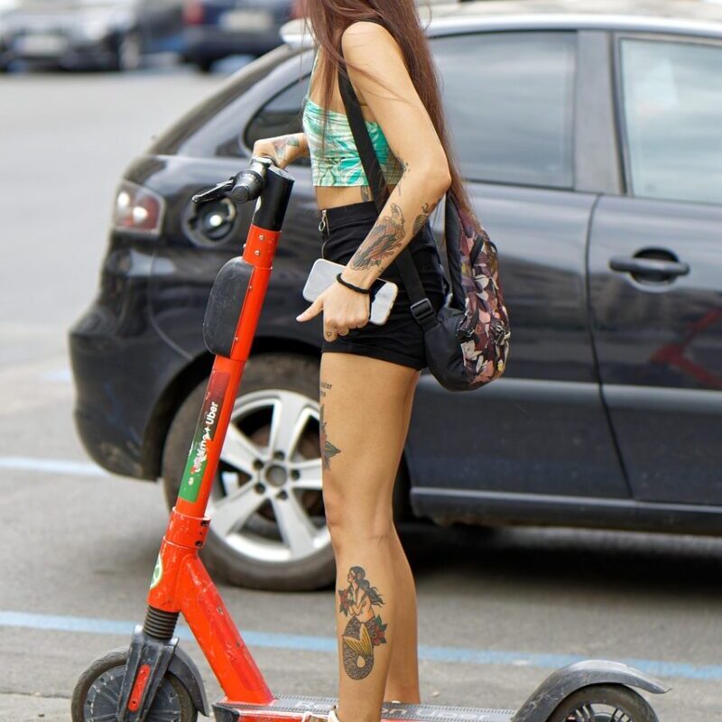 Une femme en trottinette sur l'autoroute fait un doigt d'honneur aux automobilistes : la vidéo lunaire qui affole les réseaux