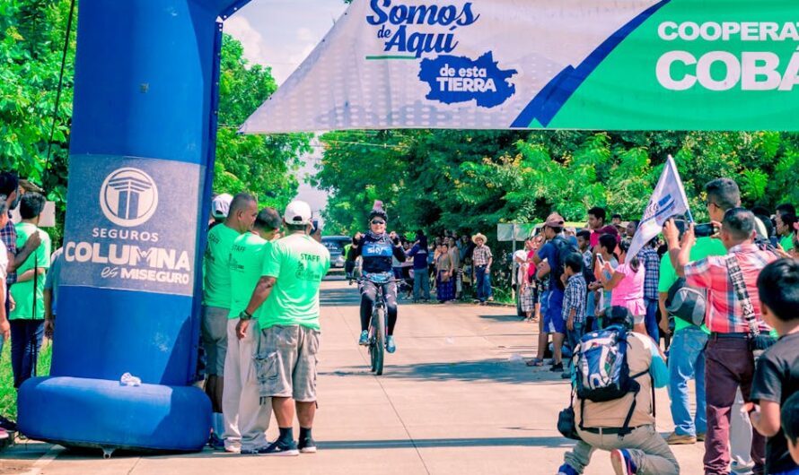 Quand un cycliste pro franchit la ligne d&rsquo;arrivée… téléphone à la main ! 📱🚴