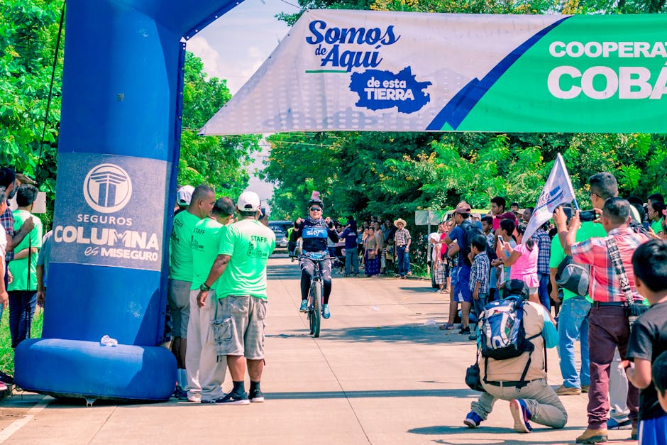Quand un cycliste pro franchit la ligne d'arrivée... téléphone à la main ! 📱🚴