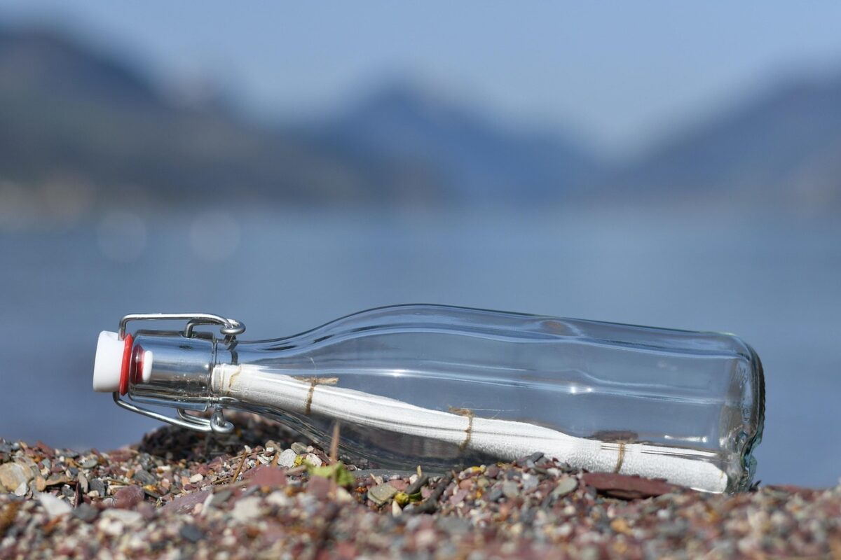 Un ballon mystérieux s'échoue sur une plage anglaise avec une lettre d'enfants du 19ème siècle