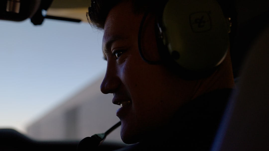 Un ex-steward voyage gratuitement pendant 4 ans en se faisant passer pour un pilote : l'arnaque du siècle !