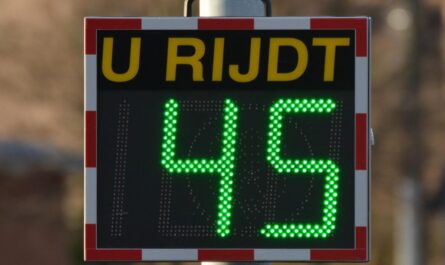 Une pelle suspendue en guise de ralentisseur : le génie bricolé qui fait sourire (et ralentir !) près de Thouars