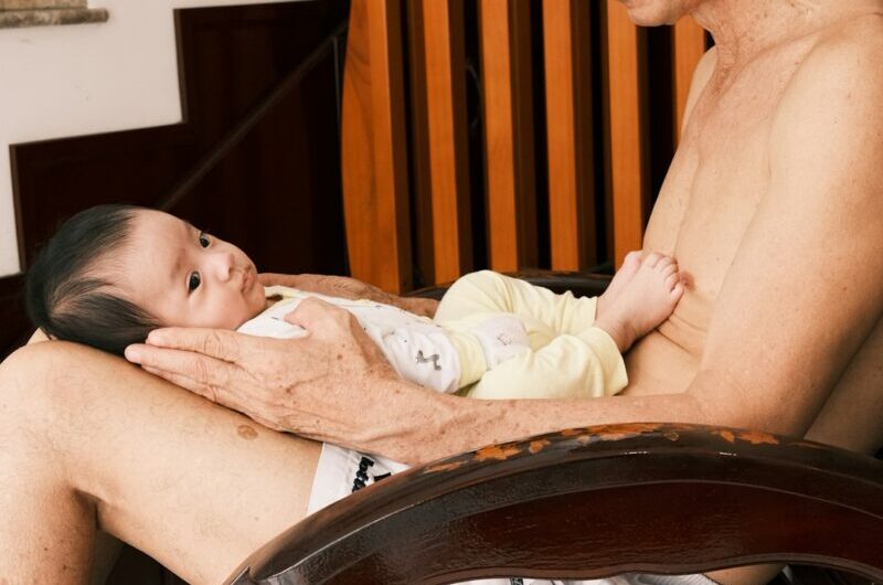 À 91 ans, il devient papa pour la 7e fois et défie Robert De Niro : "T&rsquo;es battu, mon vieux !"