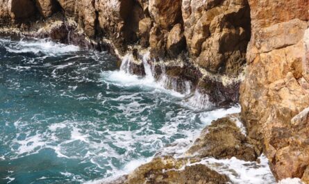 À Juan-les-Pins, une statue se fait “sécuriser” : la Baigneuse encadrée… puis recadrée… puis re-encadrée