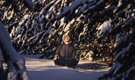 Cet archéologue serbe médite en short dans la neige à -10°C (et il adore ça !)