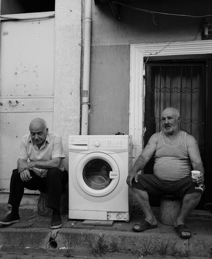 Elle trouve 20 post-it sur le lave-linge : le voisin venait d’inventer la “lessive passive-agressive”