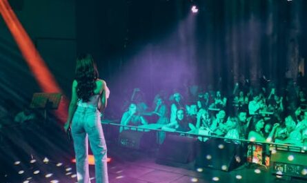 « J’espère qu’il va perdre » : au Zénith de Toulon, une Hyéroise transforme la campagne municipale de son mari en sketch national