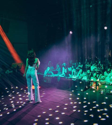 « J’espère qu’il va perdre » : au Zénith de Toulon, une Hyéroise transforme la campagne municipale de son mari en sketch national