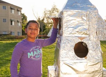 Dans l’Ain, un grand-père a construit une fusée géante pour ses petits-enfants… et franchement, j’adore