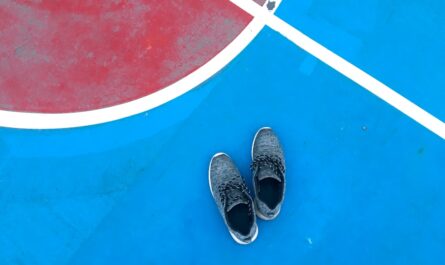 En NBA, il tente un contre… avec sa chaussure, et c’est aussi absurde que génial