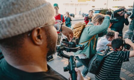 La nouvelle tendance TikTok où tu hurles dans la rue… pour sortir une photo “paparazzi” ultra glamour