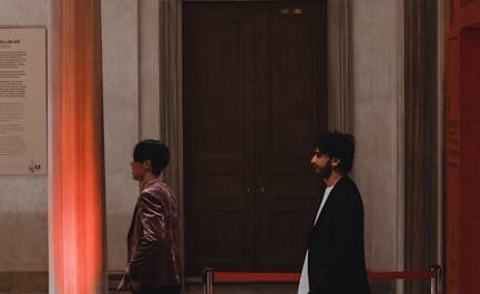 Tom Holland s’est glissé dans une avant-première à Paris… et les fans n’en reviennent pas