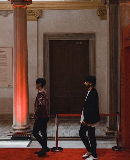 Tom Holland s’est glissé dans une avant-première à Paris… et les fans n’en reviennent pas