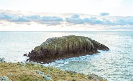 Une île privée au Pays de Galles au prix d’un appart : bon plan… ou piège à marée ?