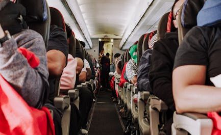 « Votre enfant tambourine mon siège » : sa phrase ultra-calme en plein vol a retourné Internet