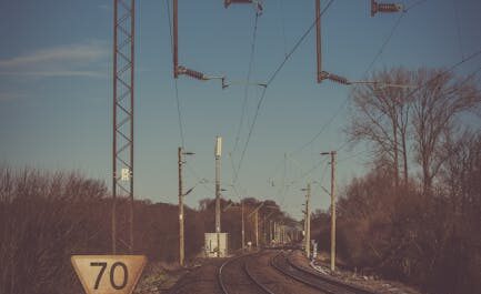 Ce radar s’est trompé de métier… et flashe maintenant des trains à pleine vitesse
