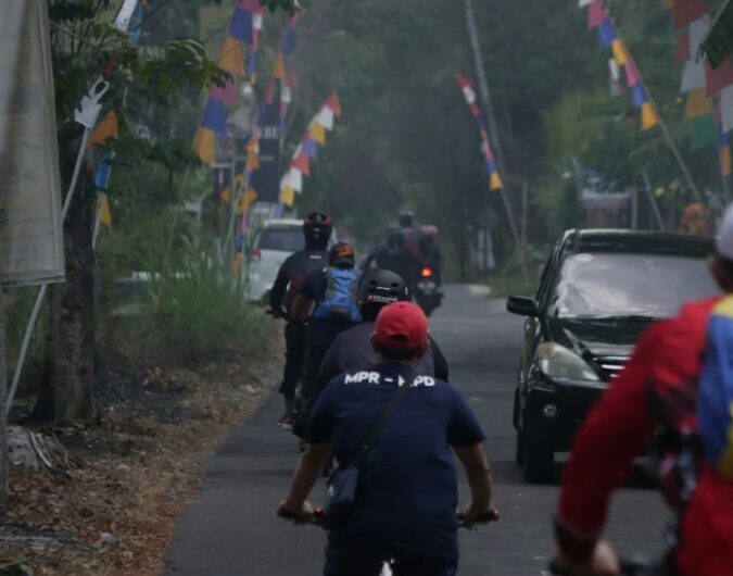 Il veut 500 signatures de maires… en faisant 10 000 km à vélo