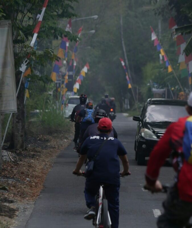 Il veut 500 signatures de maires… en faisant 10 000 km à vélo