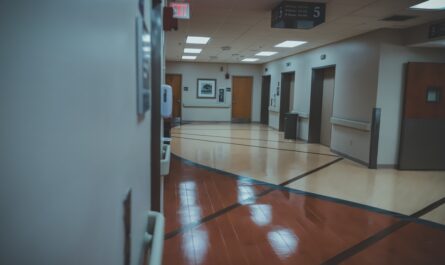 Le bureau qui tapait trop fort : une infirmière licenciée après des ébats à l’hôpital