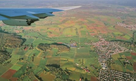 Pour sa retraite, ce pilote a fait un dernier coucou à son village… à bord d’un Boeing à 100 mètres du sol