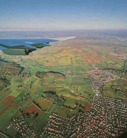 Pour sa retraite, ce pilote a fait un dernier coucou à son village… à bord d’un Boeing à 100 mètres du sol