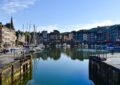 À Honfleur, le “trou” qui inquiète la ville est devenu… un festival de montages hilarants