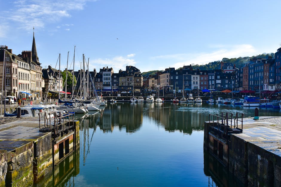 À Honfleur, le “trou” qui inquiète la ville est devenu… un festival de montages hilarants