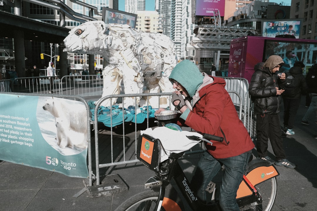 Lyon : un motard filmé avec un mouton sur sa moto, et oui, c’est aussi absurde que dangereux