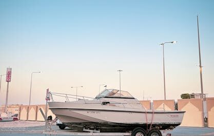 Pourquoi y a-t-il un bateau sur ce rond-point breton ? L’explication est plus simple qu’on l’imagine