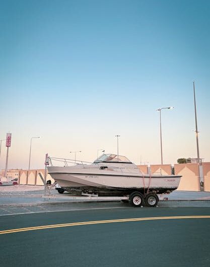 Pourquoi y a-t-il un bateau sur ce rond-point breton ? L’explication est plus simple qu’on l’imagine