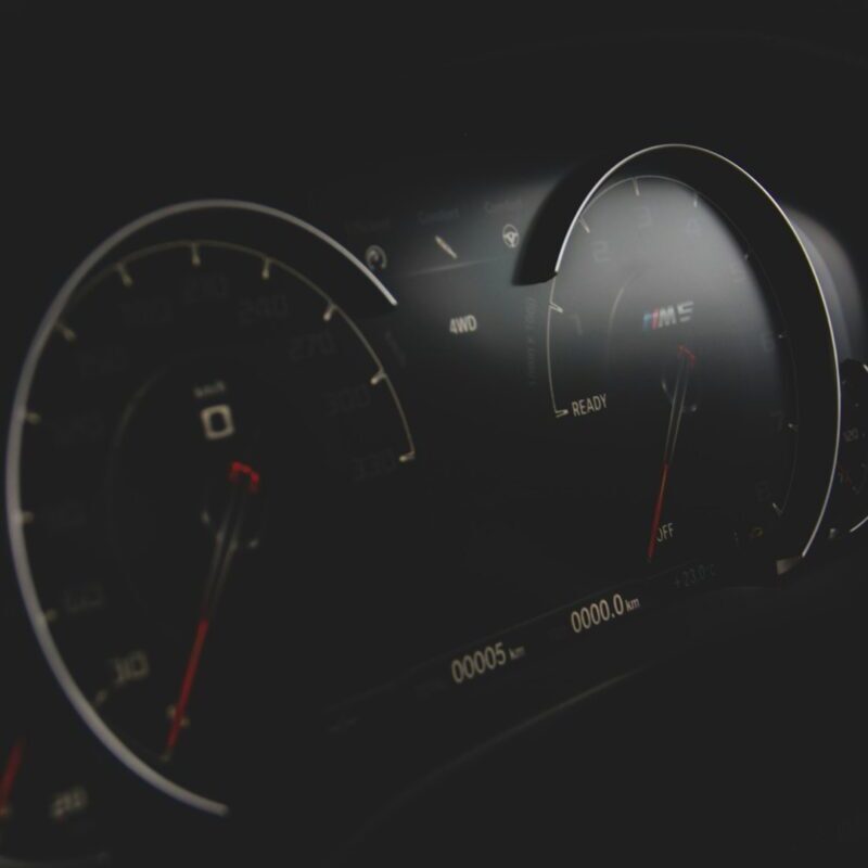 Il attendait le million au compteur… sa Renault est repartie à zéro comme si de rien n’était