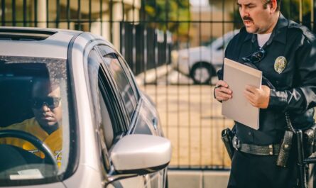 Il verbalise une conductrice pour sa main droite… qu’elle n’a pas