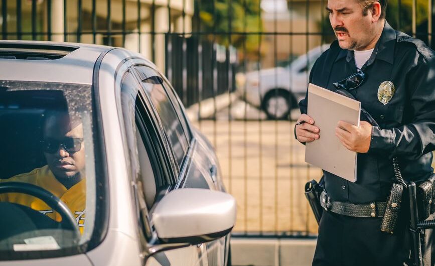 Il verbalise une conductrice pour sa main droite… qu’elle n’a pas