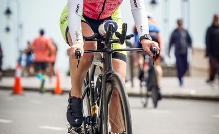 Pris pour la première femme d’un Ironman, ce triathlète belge a vécu une course totalement surréaliste