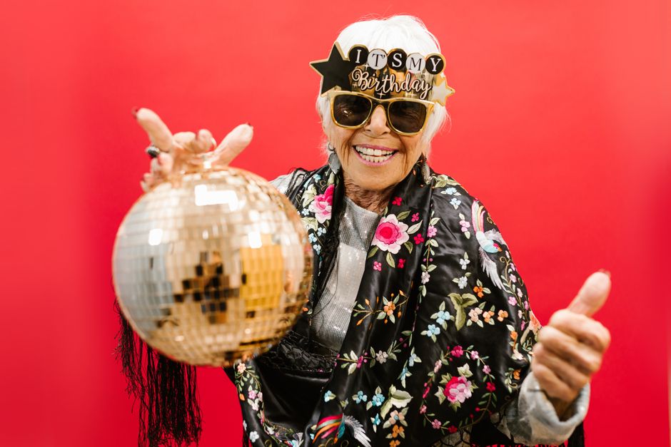 À 96 ans, elle risque l’expulsion de sa maison de retraite… parce qu’elle organise des fêtes jusqu’à 1h du matin
