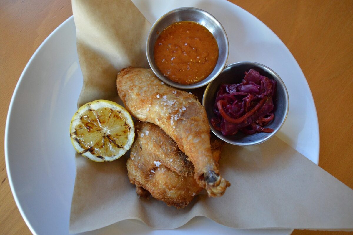 Ce plat suédois au poulet et à la banane fait rire les Français… jusqu’à la première bouchée