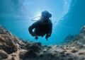 Il plonge 5 mètres sous l’eau et retrouve une médaille perdue en 20 minutes