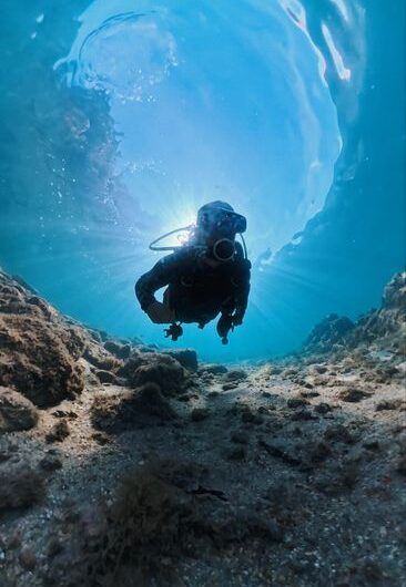 Il plonge 5 mètres sous l’eau et retrouve une médaille perdue en 20 minutes