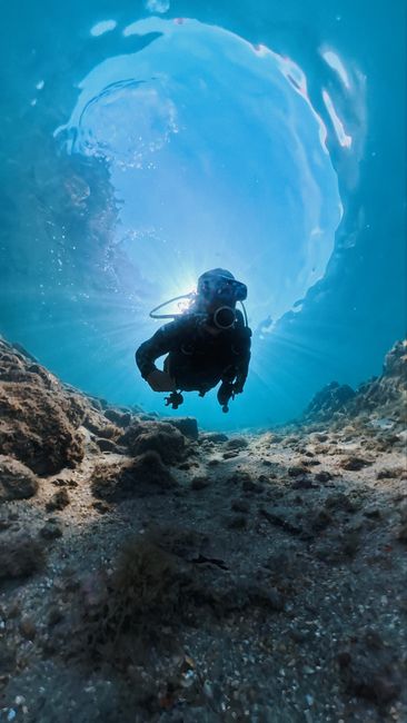 Il plonge 5 mètres sous l’eau et retrouve une médaille perdue en 20 minutes