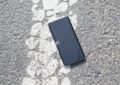 Son iPhone tombe d’un avion à 1 100 mètres… et il s’en sort mieux que moi après une chute du canapé