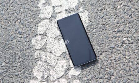 Son iPhone tombe d’un avion à 1 100 mètres… et il s’en sort mieux que moi après une chute du canapé