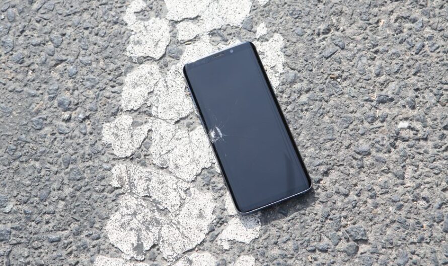 Son iPhone tombe d’un avion à 1 100 mètres… et il s’en sort mieux que moi après une chute du canapé