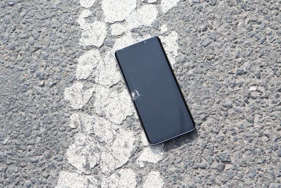 Son iPhone tombe d’un avion à 1 100 mètres… et il s’en sort mieux que moi après une chute du canapé