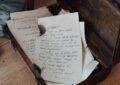 En rénovant leur toit, ils tombent sur des messages vieux de plus de 100 ans