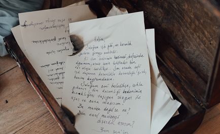 En rénovant leur toit, ils tombent sur des messages vieux de plus de 100 ans